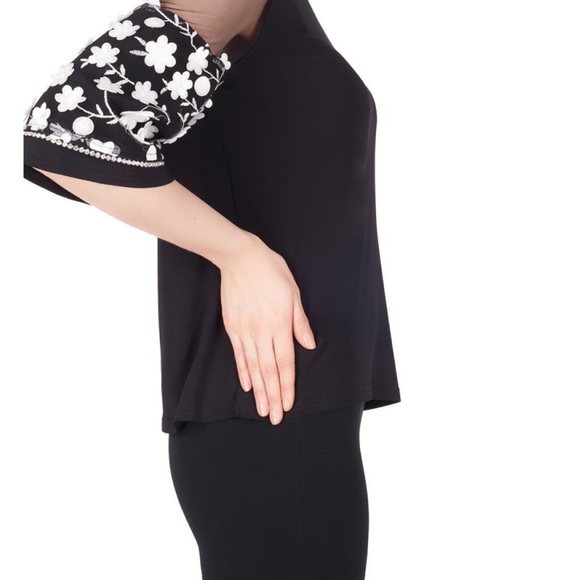 JOSEPH RIBKOFF
Black/White Top mesh with floral design - Picture 7 of 8